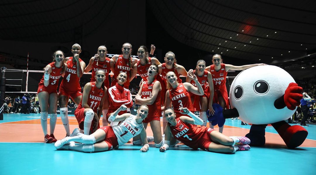 Tim voli putri Turki saat menjuarai FIVB Olympics Qualifiers Tournament di Jepang pada Oktober 2023 (Foto: FIVB)