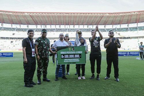 Apresiasi Aksi Bonek Kawal Bus Arema FC dan Donasi untuk Korban Tragedi Kanjuruhan: Salam Damai Rek!
