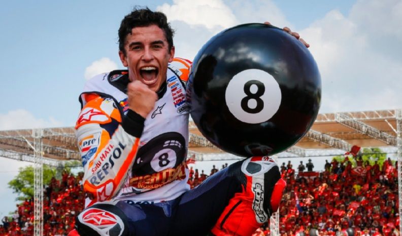 Marc Marquez saat meraih gelar juara dunia terakhirnya di Honda pada 2019 silam.jpg