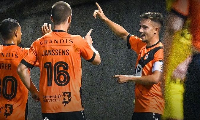 Para pemain KMSK Deinze merayakan gol yang dicetak ke gawang Lierse