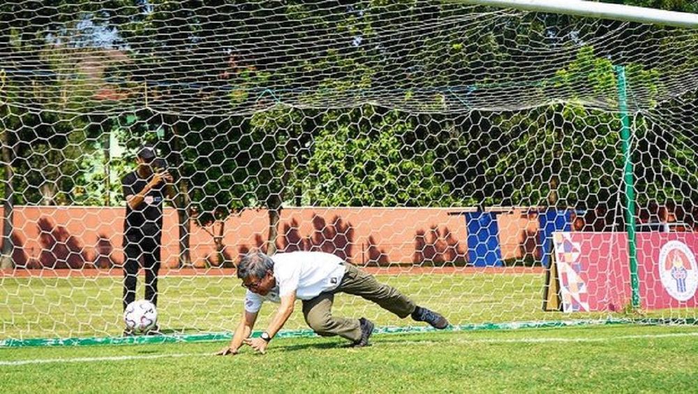 Tumben-tumbenan Rocky Gerung Main Bola dan Jadi Kiper...