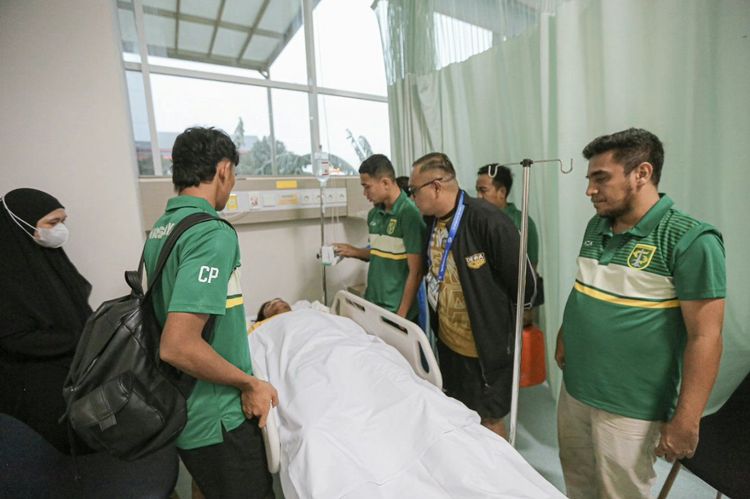 Tim Persebaya Surabaya menjenguk Ady Setiawan di rumah sakit