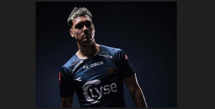 Shayne Pattynama dengan jersey Viking FK