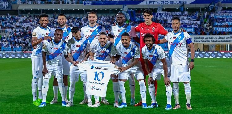 Skuad Al-Hilal berpose dengan membawa jersey dengan nomor punggung Neymar Jr.