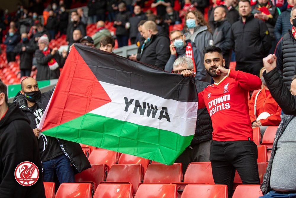 Video Petugas Minta Fans Liverpool Turunkan Bendera Palestina, Netizen: Sopan Banget