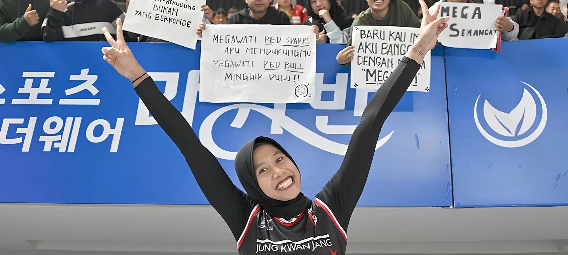 Megawati Hangestri berpose di depan tribun stadion yang dipenuhi oleh suporter Red Sparks dari Indonesia.