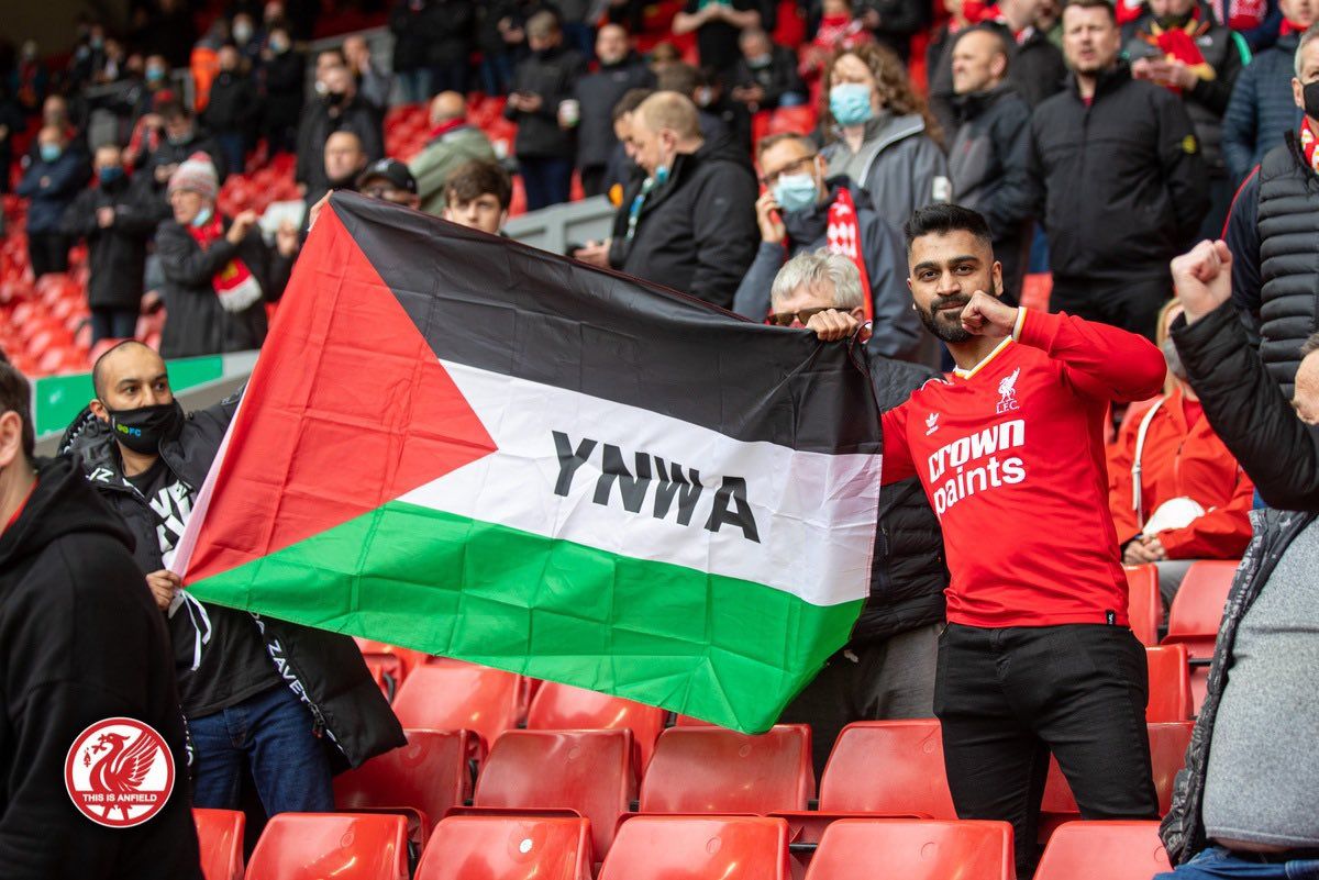 Aksi dukungan untuk Palestina dari pendukung Liverpool.