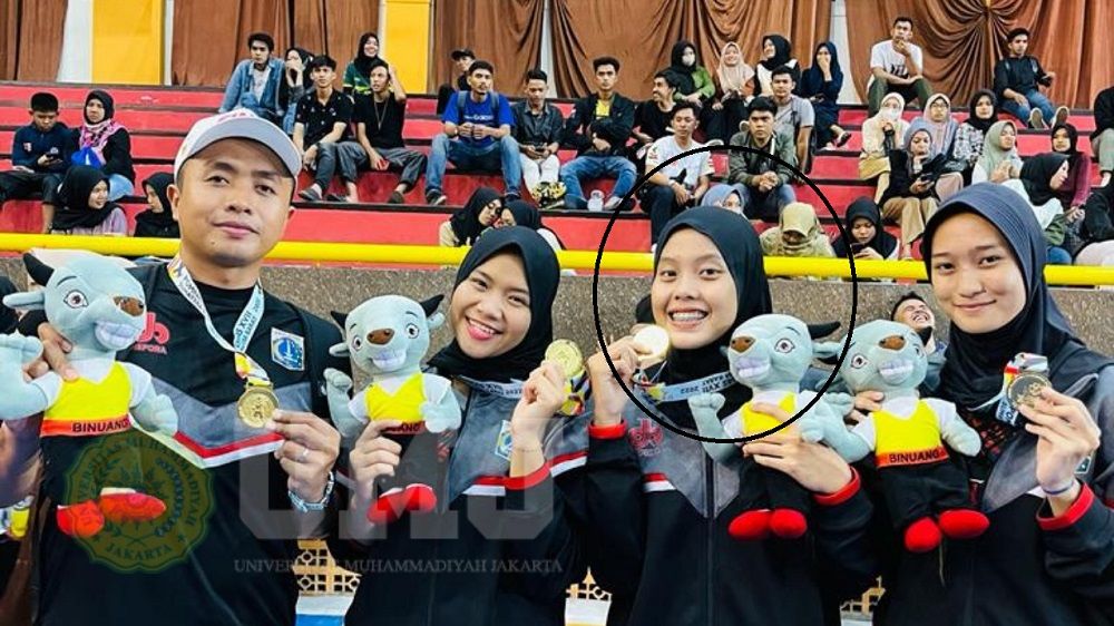 Dita Nuralisa (dua dari kanan) saat memperkuat tim voli UNJ di Pekan Olahraga Mahasiswa 2022 di Sumbar