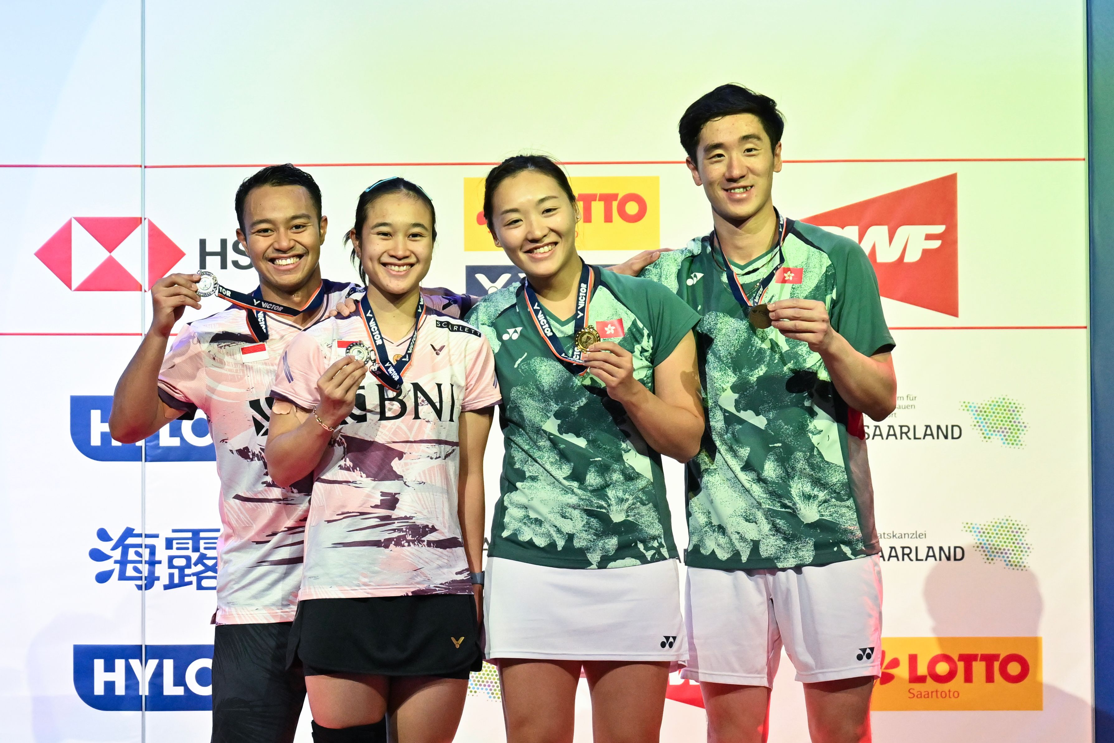 Rehan Naufal Kusharjanto dan Lisa Ayu Kusumawati bersama wakil Hong Kong, Tang Chun Man dan Tse Chun Man usai final Hylo Open 2023