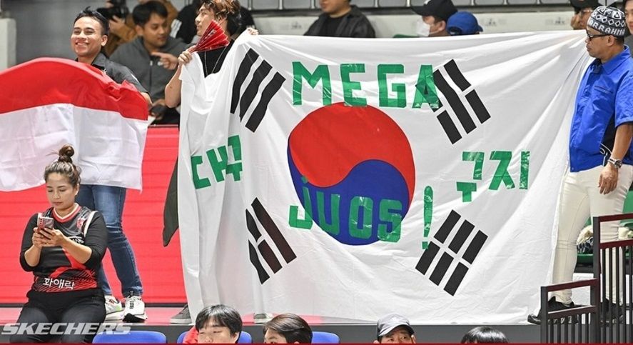 Warga Indonesia pendukung Red Sparks yang menuliskan nama Megawati di bendera nasional Korea Selatan