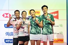 Rehan Naufal Kusharjanto dan Lisa Ayu Kusumawati bersama wakil Hong Kong, Tang Chun Man dan Tse Chun Man usai final Hylo Open 2023 - Rehan Naufal Kusharjanto dan Lisa Ayu Kusumawati bersama wakil Hong Kong, Tang Chun Man dan Tse Chun Man usai final Hylo Open 2023