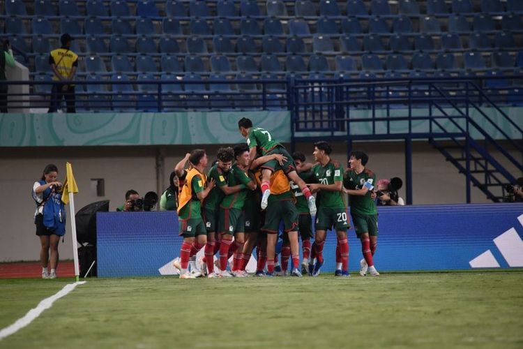 Timnas Meksiko U-17 untuk sementara unggul 1-0 atas Selandia Baru U-17 dalam laga terakhir grup E Piala Dunia U-17 yang berlangsung di Stadion Si Jalak Harupat, Soreang, Kabupaten Bandung, 18 November 2023 (LOC WC U17)