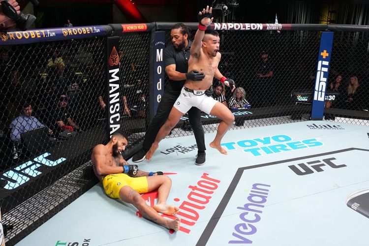 Jeka Saragih meraih kemenangan dalam debutnya di UFC