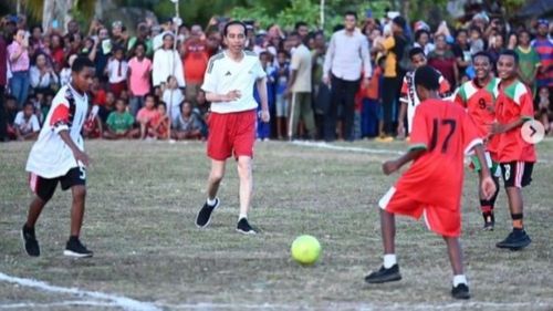 Bermain Sepakbola dengan Pelajar Papua, Presiden Jokowi Cetak Gol