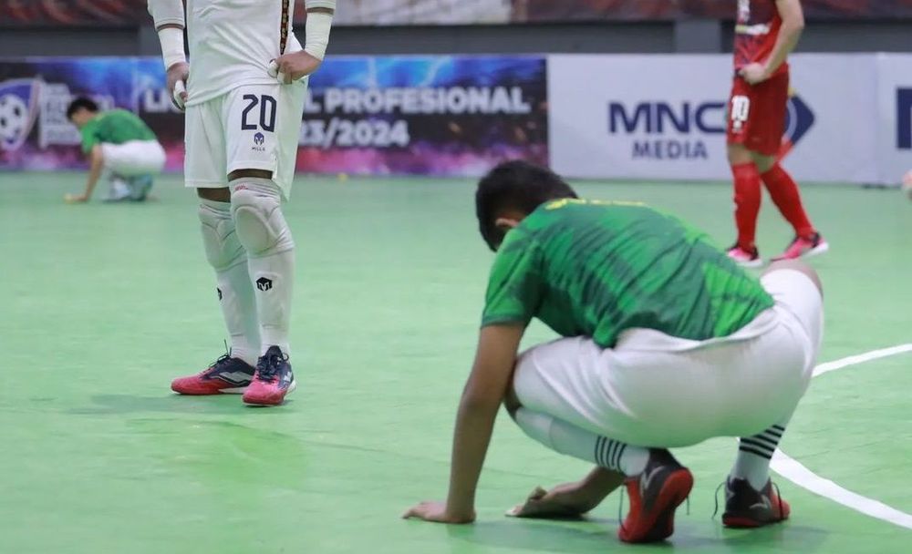 GOR Tegal Selatan bocor saat pertandingan Liga Futsal yang mempertemukan Fafage Banua vs Black Steel FC Papua, 26 November 2023