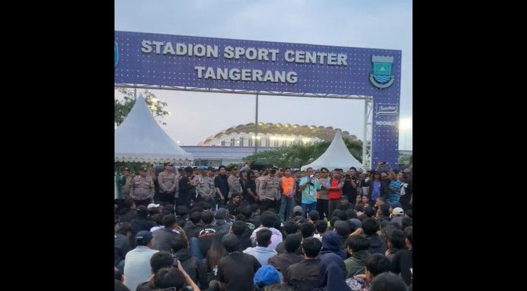 Ribuan suporter Persib Bandung memaksa masuk ke dalam Indomilk Arena.