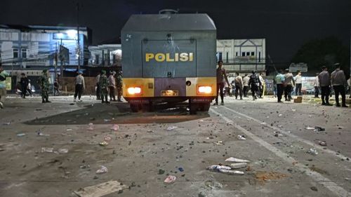 Ricuh, Suporter Persib Bentrok dengan Polisi di Indomilk Arena