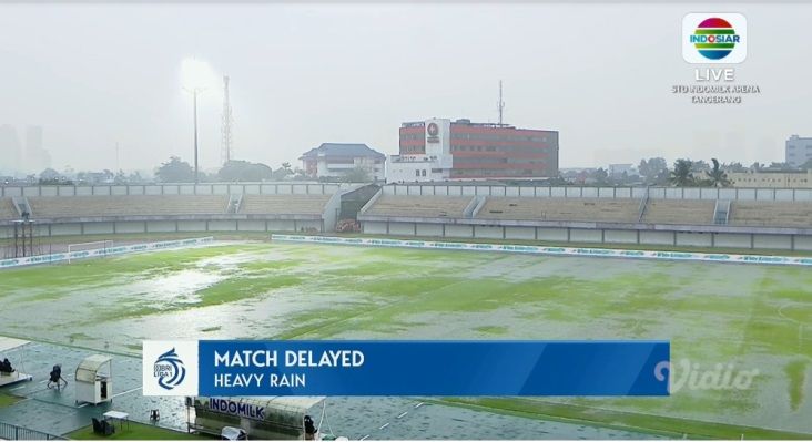 Kondisi lapangan Indomilk Arena Tangerang yang tergenang saat diguyur hujan deras pada Jumat, 8 Desember 2023
