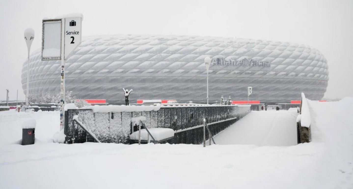 Kondisi Allianz Arena usai terkena badai salju.