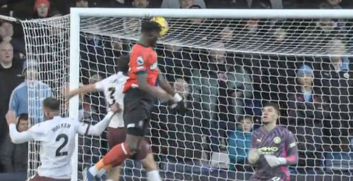 Elijah Adebayo saat mencetak gol di laga Luton Town vs Manchester City, 10 Desember 2023