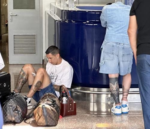 Angel di Maria ngemper di Bandara Beijing saat rekannya, Lionel Messi Diinterogasi di Bandara Beijing