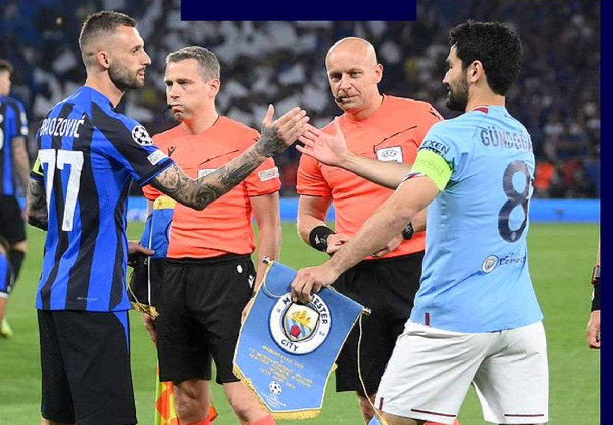 Marcelo Bronzovic dan IIkay Gundogan saling bertukar cenderamata jelang final Liga Champions di Stadion Olimpiade Attaturk, Turki, Sabtu (10/5/2023)