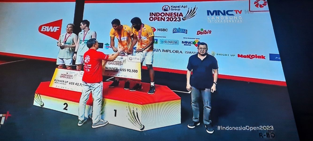 Chairman MNC Group, Hary Tanoesoedibjo didaulat untuk menyerahkan hadiah bagi pasangan ganda putra juara Indonesia Open 2023 usai laga final yang digelar di Istora Senayan, Jakarta