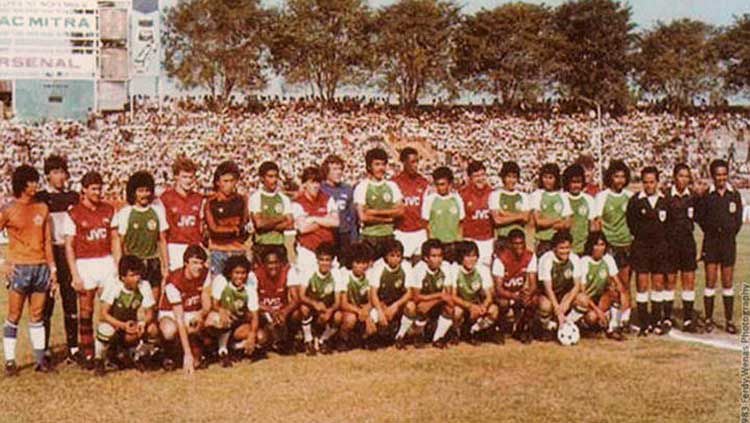 Niac Mitra vs Arsenal di Surabaya pada 16 Juni 1983.