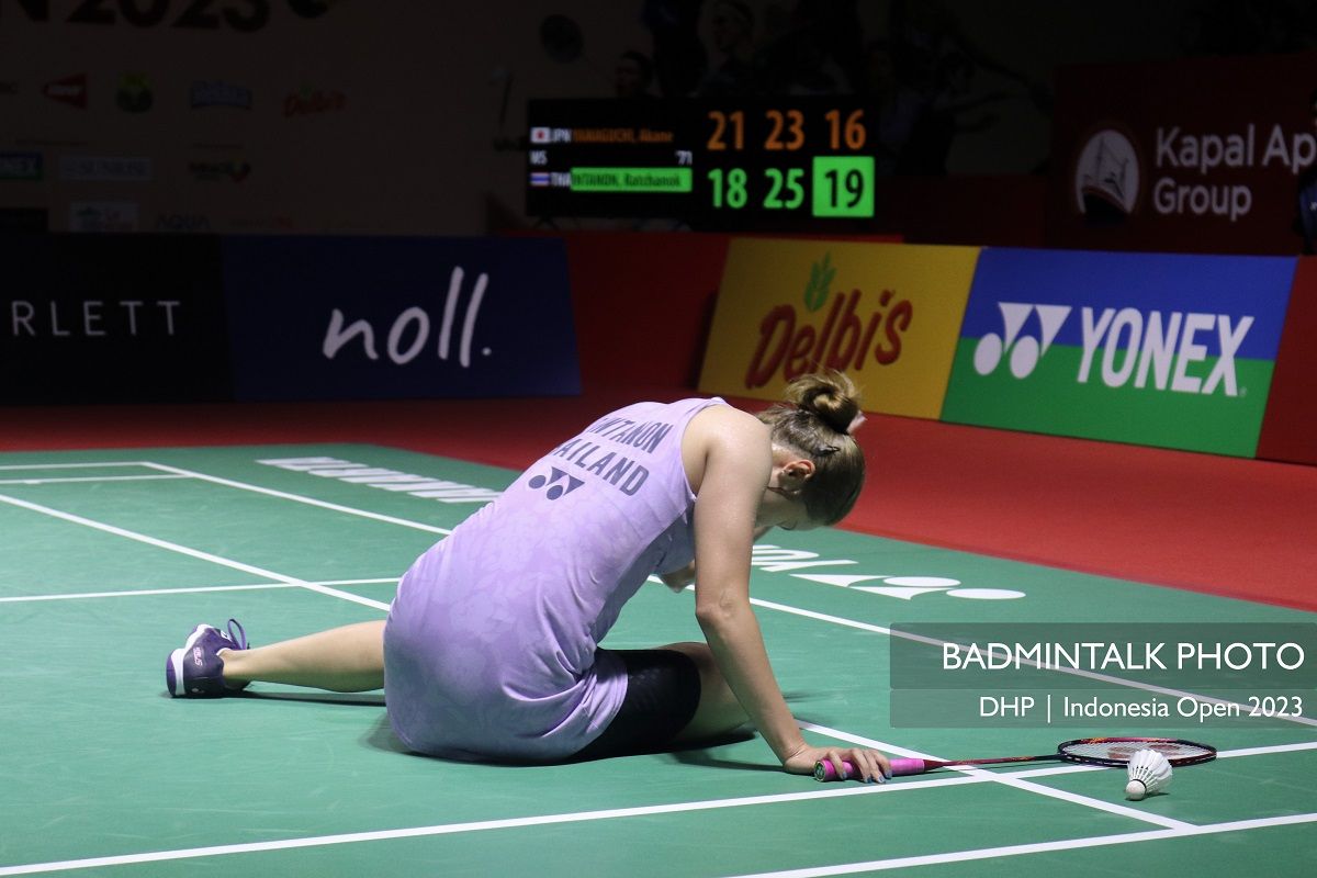 Ratchanok Intanon jatuh bangun menahan gempuran dari Akane Yamaguchi saat laga perempat final Indonesia Open 2023, 16 Juni 2023 (BADMINTALK PHOTO)