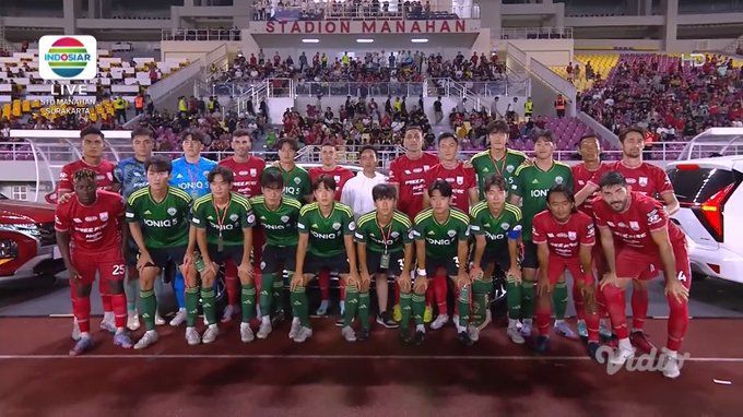 Unik, Pemain Persis Solo dan Jeonbuk Masuk Lapangan Gunakan Mobil