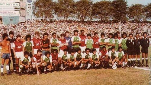 Niac Mitra vs Arsenal di Surabaya pada 16 Juni 1983.