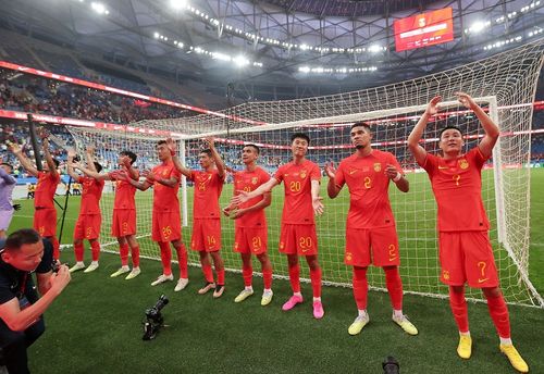 Para pemain timnas China menyapa penonton usai laga melawan Myanmar di Dalian (@CGTNSportsScene)