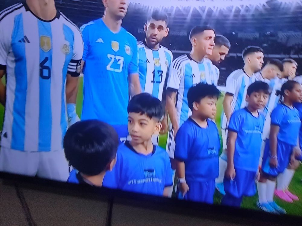 Jan Ethes saat menjadi player escort di laga Indonesia vs Argentina