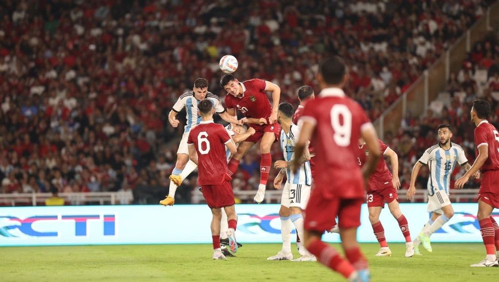 Para Pemain Timnas Indonesia yang Tukar Jersey