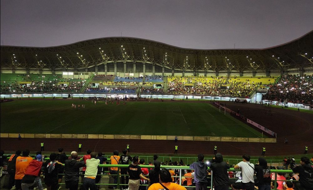 Duh! Kedatangan Tamu dari Thailand, Lampu Stadion Patriot Padam