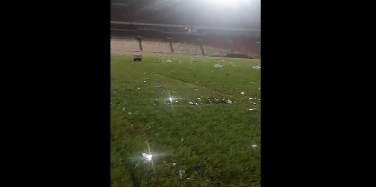 Sebuah video amatir yang memperlihatkan kondisi terkini rumput Stadion Utama GBK, Jakarta, tengah viral di jagad twitter.