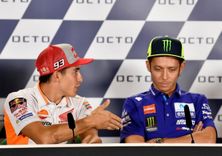 Marquez Rossi.jpg - Hubungan Marc Marquez dengan Valentino Rossi renggang usai Sepang Clash.