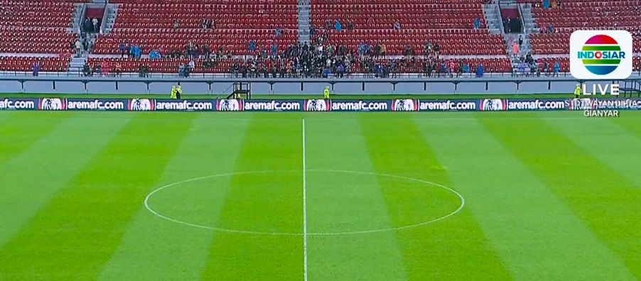 Stadion I Wayan Dipta yang tampak minim penonton saat laga Arema vs Persib