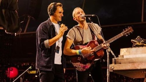 Roger Federer Muncul jadi Kejutan di Konser Band Coldplay